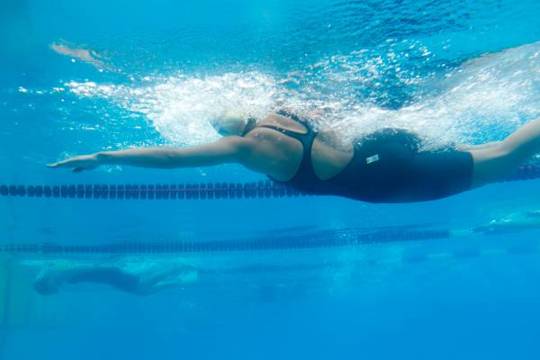السباحة للتقليل من ترهلات الذراع